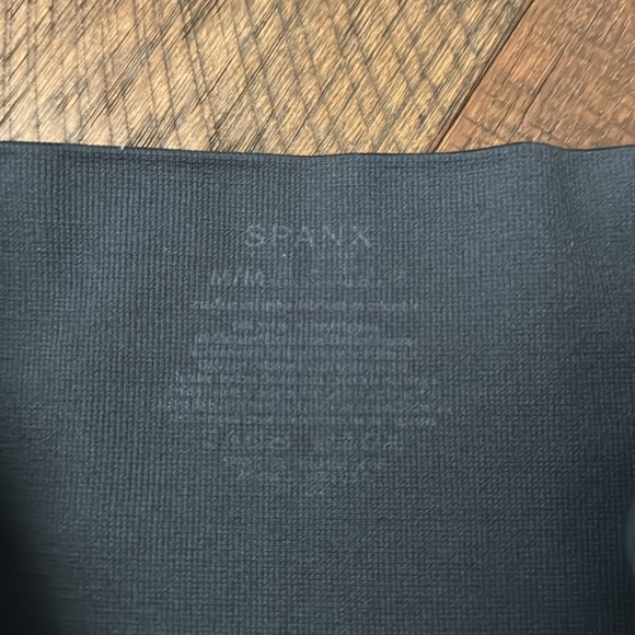 Spanx Medium Leggings Look at Me Now in Black Camo - Picture 7 of 9